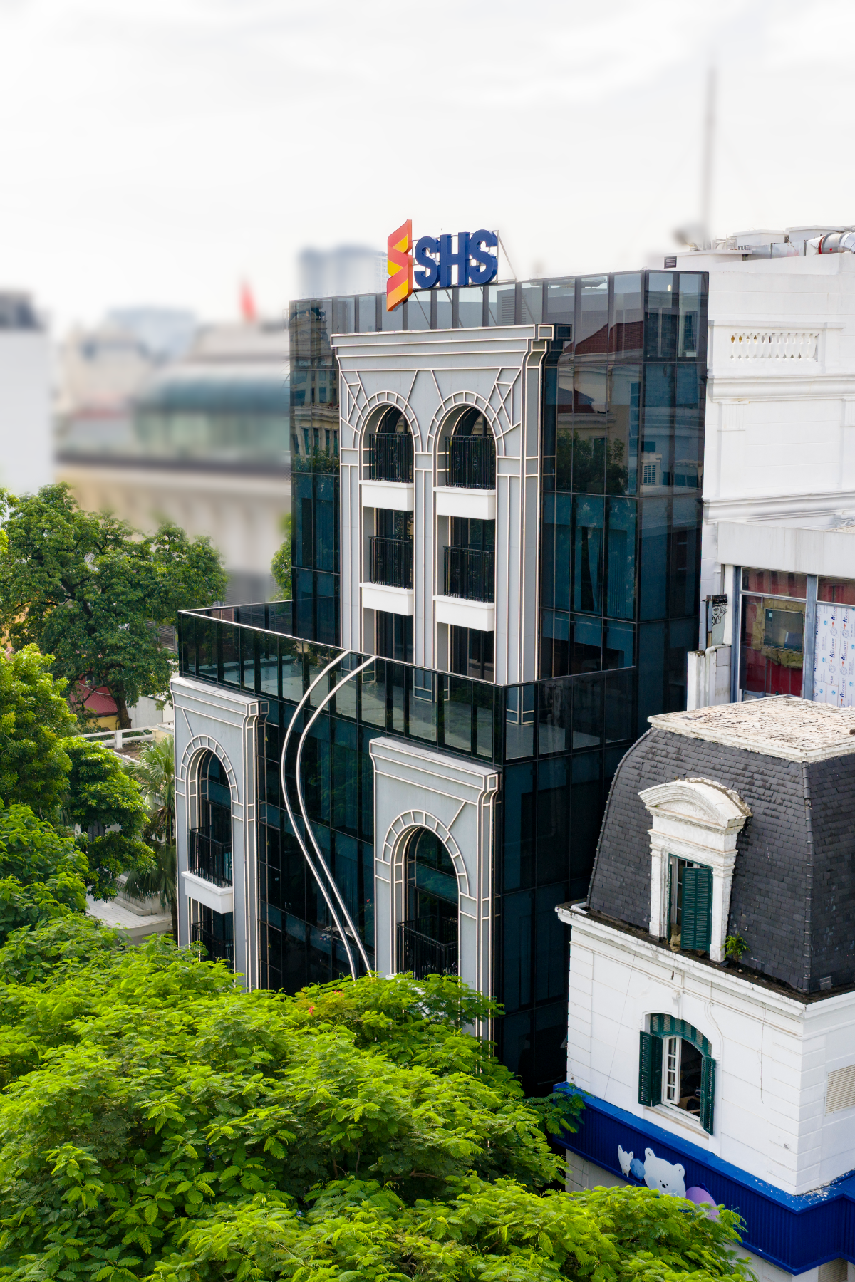 Trụ sở mới của SHS tại Tòa nhà số 43 Lý Thường Kiệt, phường Cửa Nam, Hà Nội, được thiết kế hiện đại, tối ưu công năng, hướng tới mô hình “văn phòng tài chính mở”.