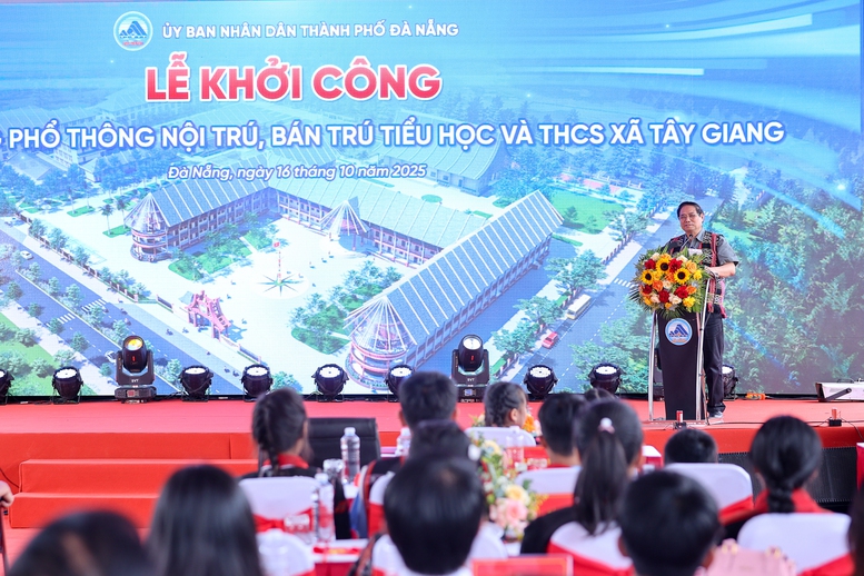 Thủ tướng đề nghị Đà Nẵng nghiên cứu triển khai giai đoạn 2 xây dựng trường để phục vụ tốt hơn việc dạy và học của các thầy cô giáo, các em học sinh - Ảnh: VGP