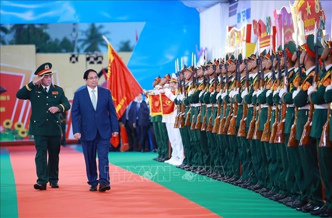 Thủ tướng Phạm Minh Chính dự Lễ kỷ niệm 80 năm Ngày truyền thống Lực lượng vũ trang Quân khu 5. Ảnh: TTXVN