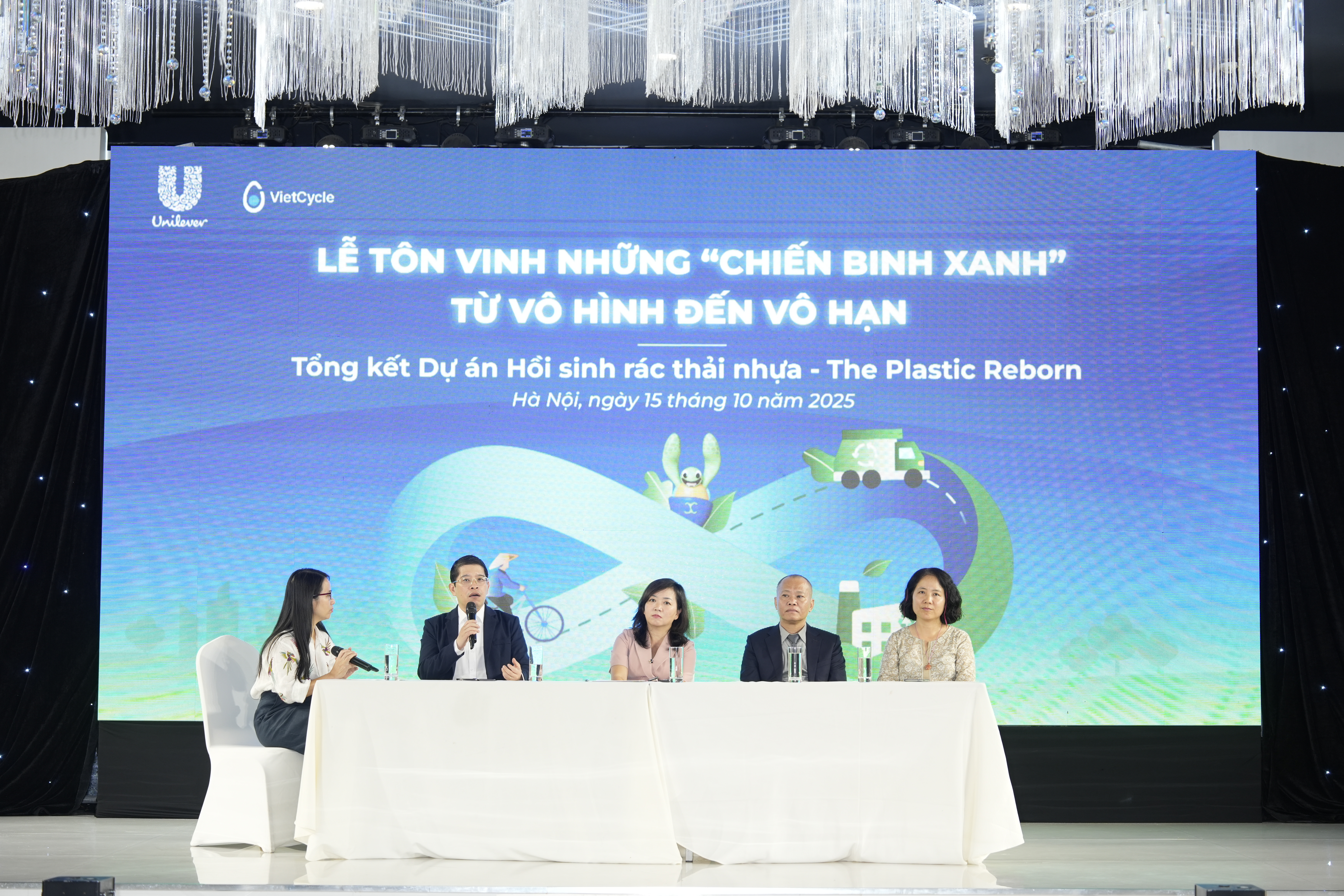 Lễ tôn vinh những "Chiến binh xanh" từ vô hình đến vô hạn trong khuôn khổ Dự án “Hồi sinh rác thải nhựa”. Ảnh VietCycle
