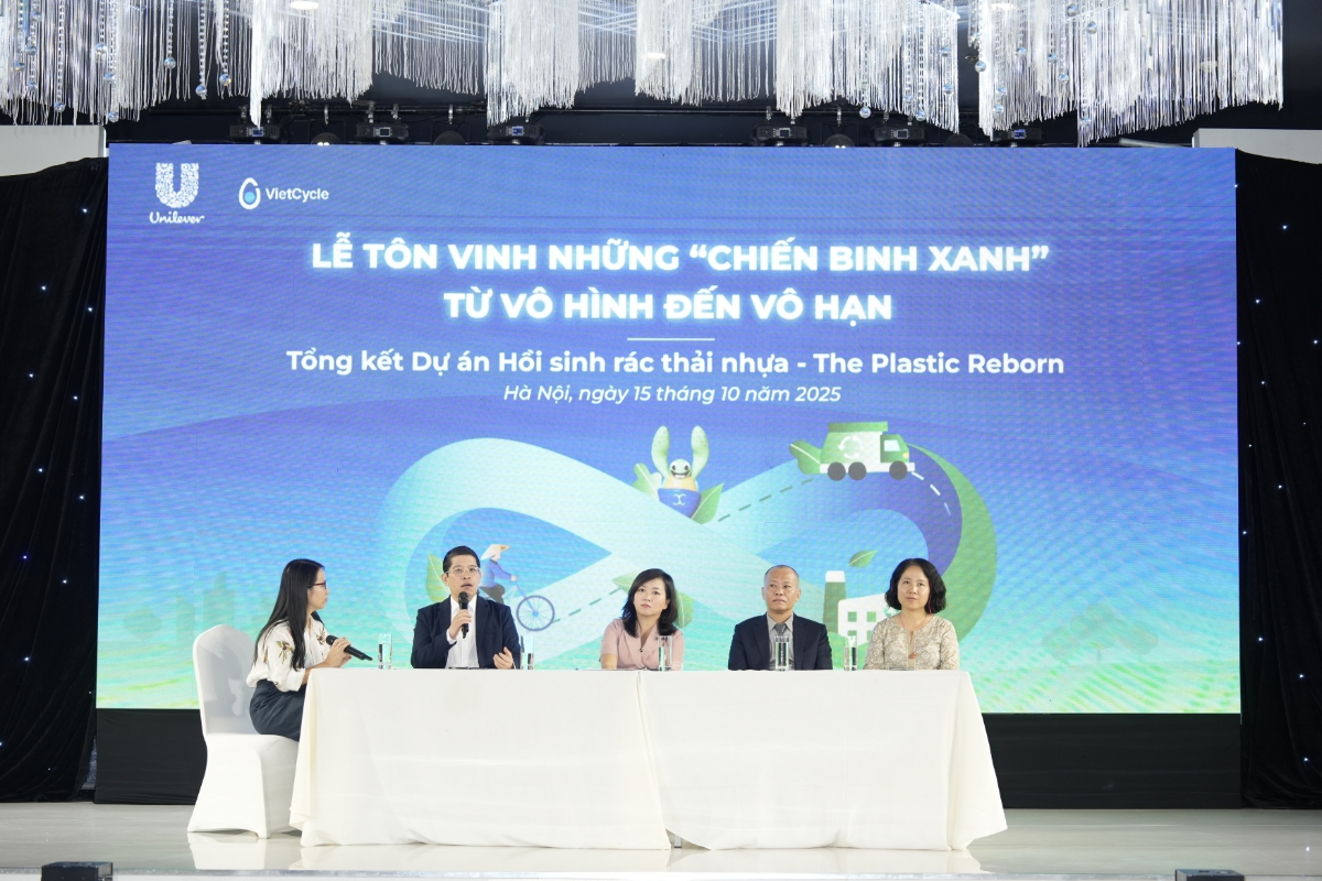 Lễ tôn vinh những "Chiến binh xanh" từ vô hình đến vô hạn trong khuôn khổ Dự án “Hồi sinh rác thải nhựa”. Ảnh VietCycle