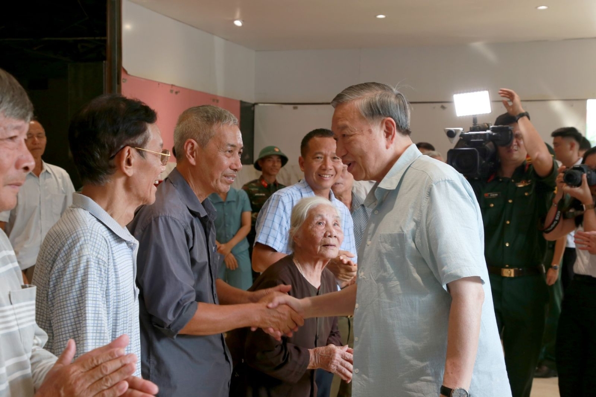 Tổng Bí thư Tô Lâm và Đoàn công tác thăm hỏi, động viên người dân phường&nbsp;Linh Sơn.