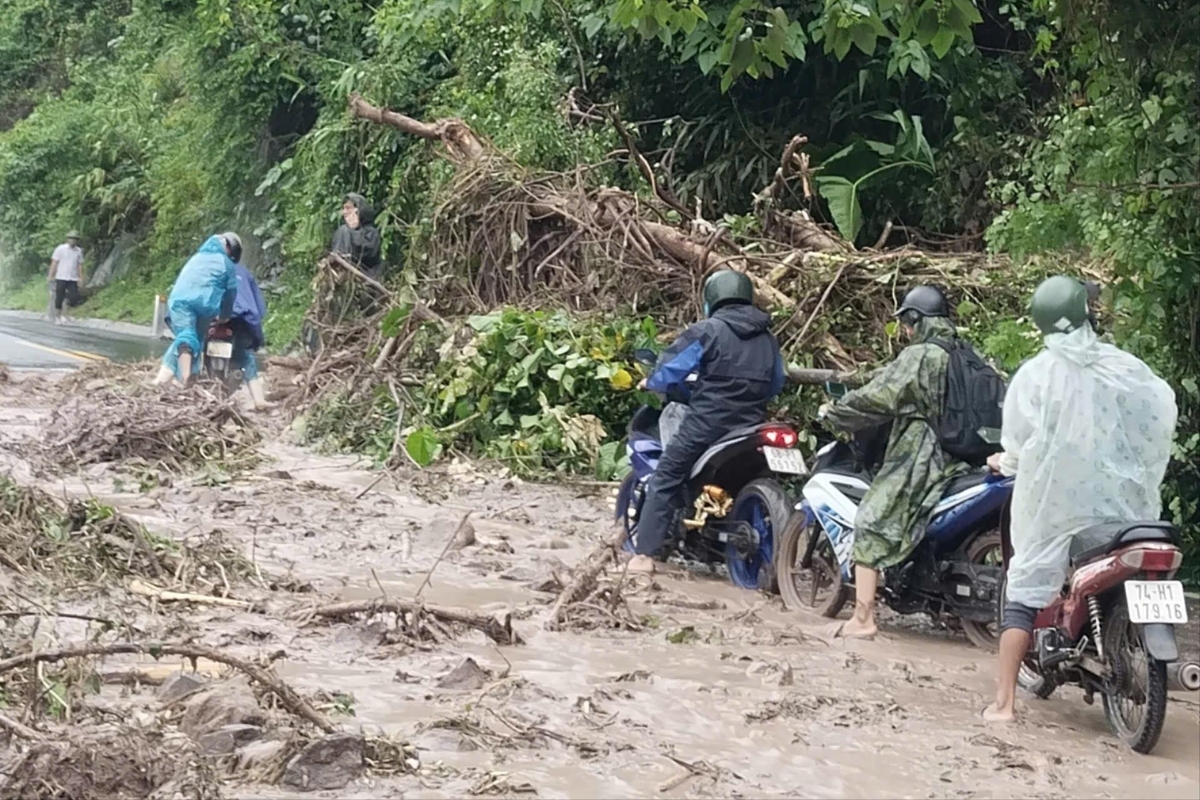 Các phương tiện di chuyển qua đây gặp nhiều khó khăn