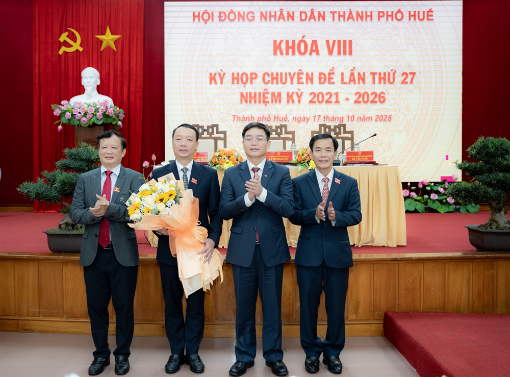 Lãnh đạo thành phố Huế tặng hoa chúc mừng ông Phan Thiên Định