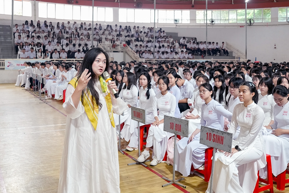 Đến với phương Nam, “Tiếng nói Xanh” đã được lan toả đến hàng nghìn học sinh tại Trường THPT Chuyên Lương Thế Vinh (Đồng Nai), Trường THPT Chuyên Lê Quý Đôn (TP.HCM, trước đây là tỉnh Bà Rịa - Vũng Tàu), Trường Phổ thông Liên cấp Việt Úc (TP.HCM), Trung học Vinschool Central Park (TP.HCM) và Trung học Vinschool Grand Park (TP.HCM). Tại buổi giao lưu với Trường THPT Chuyên Lương Thế Vinh (Đồng Nai), bà Phan Mỹ Linh - Đồng sáng lập Liên đoàn Tranh biện Việt Nam, Cố vấn chuyên môn cao cấp của cuộc thi, đã chia sẻ chi tiết về thể thức thi đấu Nghị viện Anh (BP) của Bảng Tiếng Anh - khác biệt lớn nhất của “Tiếng nói Xanh” năm nay.