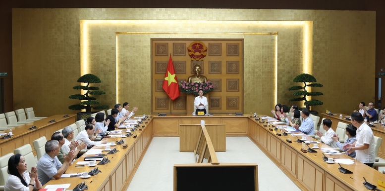 Phó Thủ tướng Lê Thành Long, Chủ tịch Ủy ban Quốc gia về người cao tuổi Việt Nam chủ trì cuộc họp - Ảnh: VGP
