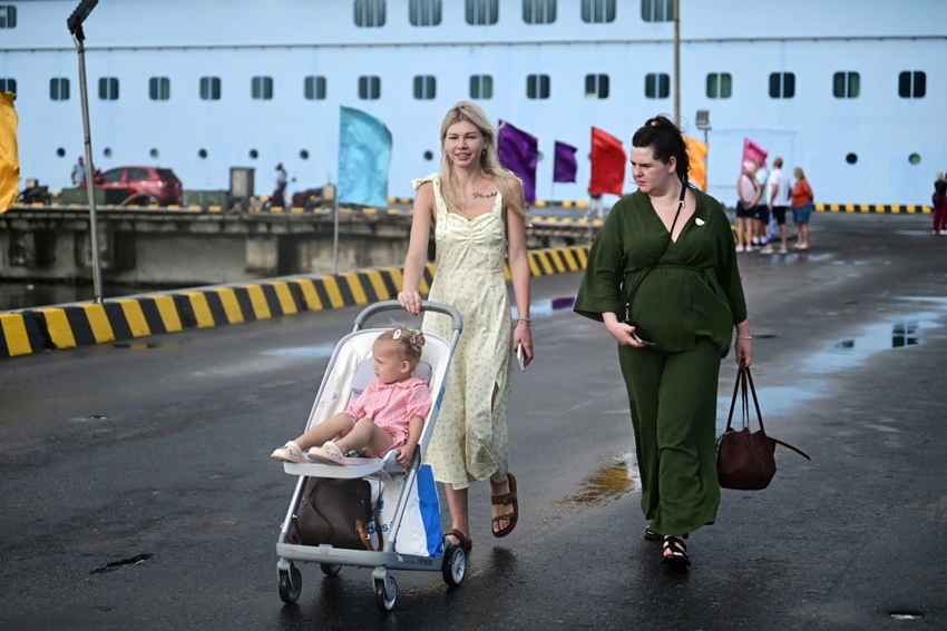 Du khách quốc tế trên du thuyền Ovation of the Seas cập cảng Chân Mây. Ảnh:&nbsp;Vạn An