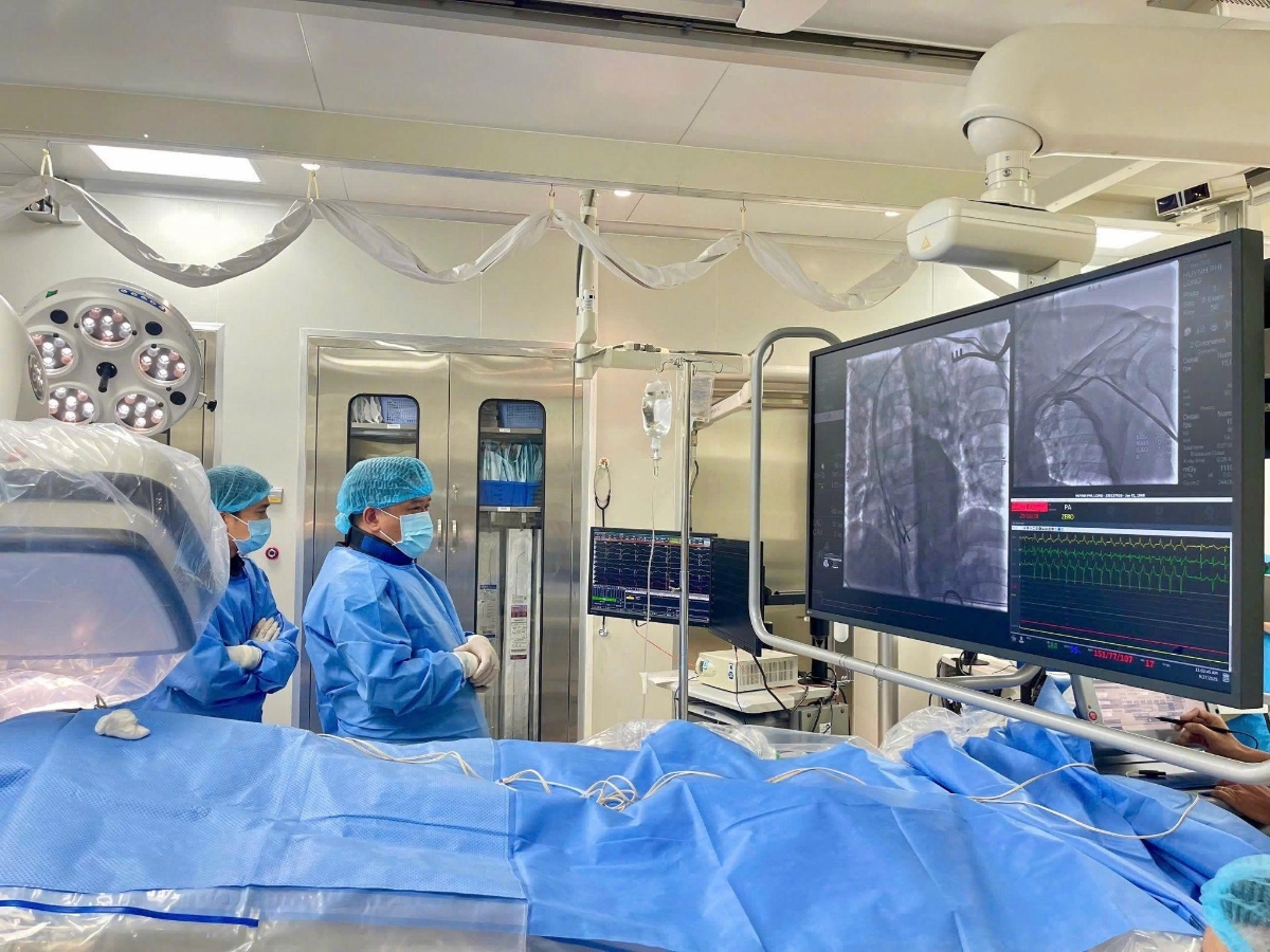 Truyền hình trực tiếp ca can thiệp điện sinh lý từ phòng thông tim (Cathlab). Ảnh: HM.