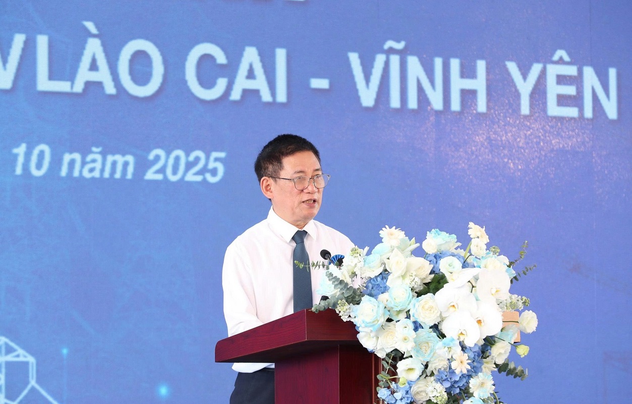 Phó Thủ tưởng Hồ Đức Phớc: "EVN cần tiếp tục đầu tư phát triển nguồn và hệ thống lưới điện, đảm bảo cung cấp đầy đủ, vững chắc nhu cầu điện cho phát triển kinh tế - xã hội".