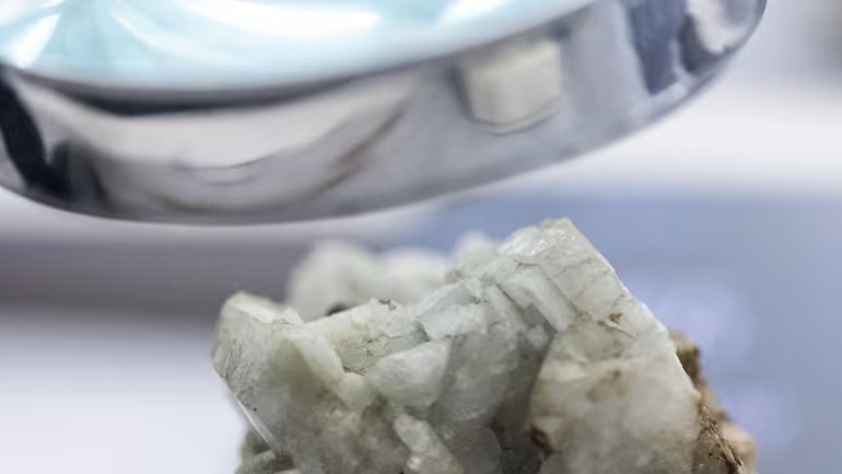 Một mẫu monazit, sử dụng trong ngành công nghiệp đất hiếm để chiết xuất các nguyên tố, trưng bày tại Bảo tàng Địa chất Trung Quốc ở Bắc Kinh&nbsp;