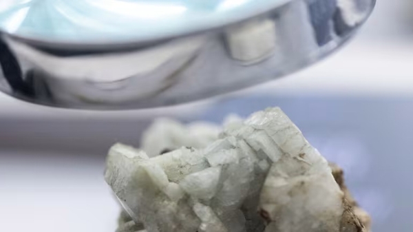 Một mẫu monazit, sử dụng trong ngành công nghiệp đất hiếm để chiết xuất các nguyên tố, trưng bày tại Bảo tàng Địa chất Trung Quốc ở Bắc Kinh 