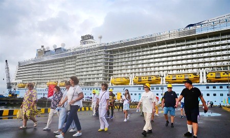 Siêu du thuyền Ovation of the Seas đưa hàng nghìn khách quốc tế đến Huế
