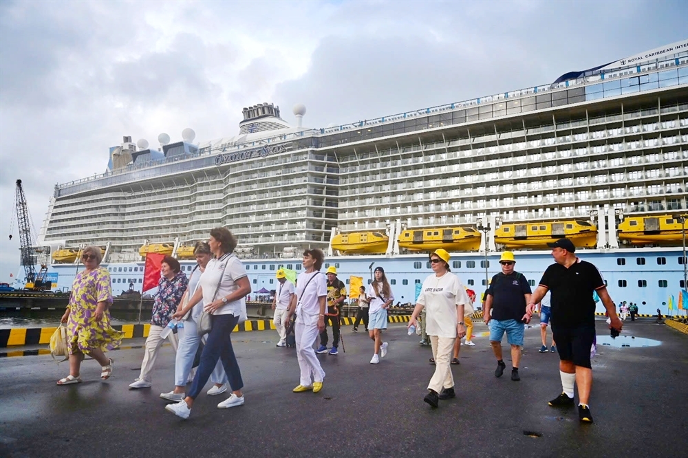 Du khách nước ngoài háo hức đến tham quan Huế, Đà Nẵng và Hội An.