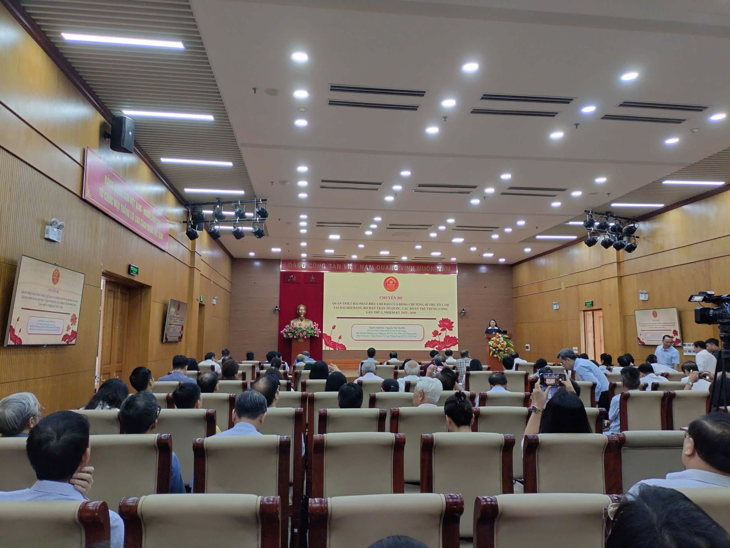 Toàn cảnh Hội nghị.