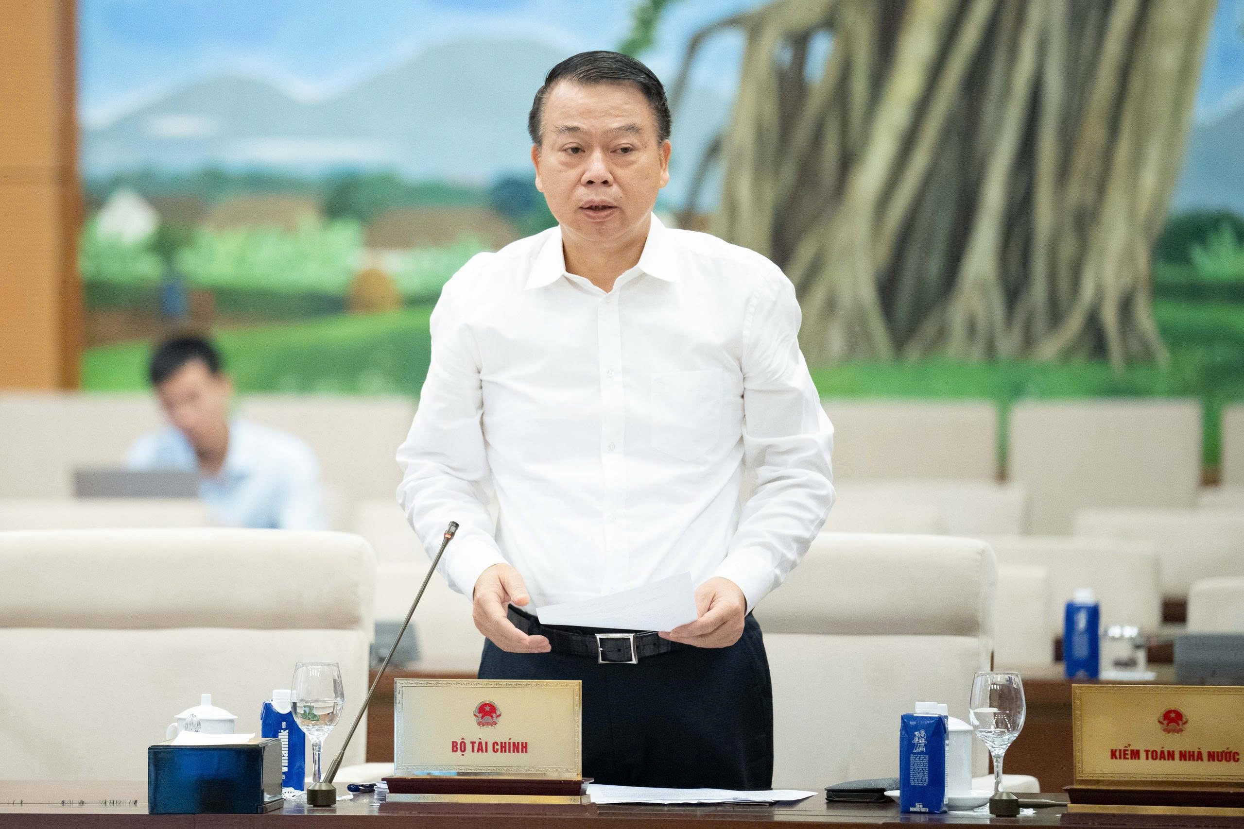 Thứ trưởng Bộ Tài chính Nguyễn Đức Chi tóm tắt Tờ trình về phân bổ dự toán, kế hoạch đầu tư công vốn ngân sách trung ương năm 2025.
