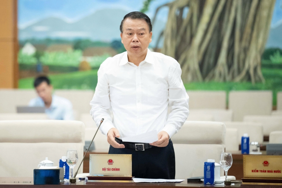 Thứ trưởng Bộ Tài chính Nguyễn Đức Chi tóm tắt Tờ trình về phân bổ dự toán, kế hoạch đầu tư công vốn ngân sách trung ương năm 2025.