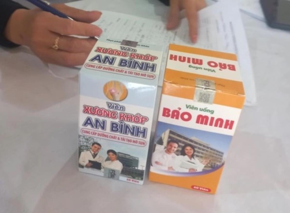 Hai trong số thực phẩm chức năng mà nhóm của Hiền thổi phồng công dụng thành “thuốc đặc trị” bán với giá cao cho người dân vùng miền núi