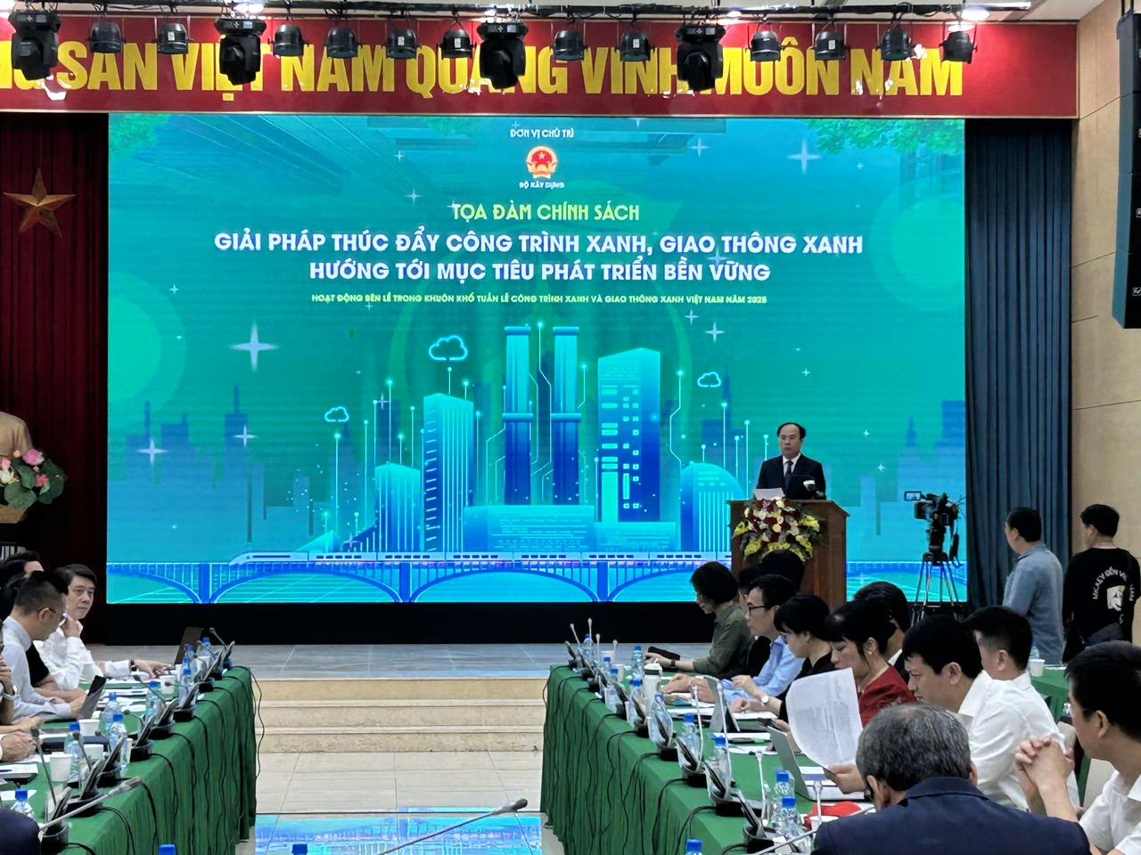 Thứ trưởng Bộ Xây dựng Nguyễn Văn Sinh phát biểu tại tọa đàm "Giải pháp thúc đẩy công trình xanh, giao thông xanh hướng tới mục tiêu phát triển bền vững".
