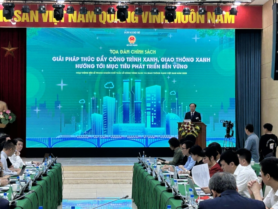 Thứ trưởng Bộ Xây dựng Nguyễn Văn Sinh phát biểu tại tọa đàm "Giải pháp thúc đẩy công trình xanh, giao thông xanh hướng tới mục tiêu phát triển bền vững".