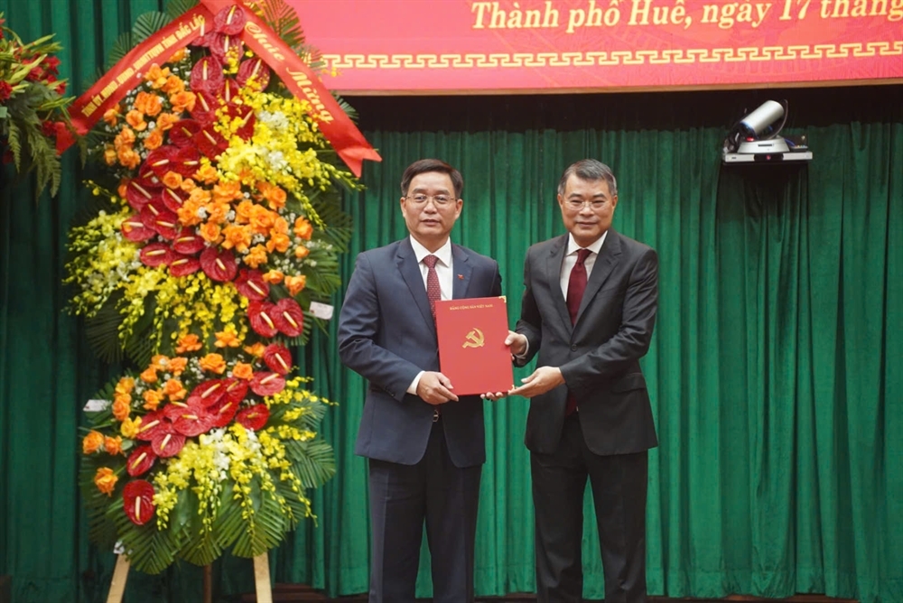 Đồng chí Lê Minh Hưng, Ủy viên Bộ Chính trị, Bí thư Trung ương Đảng, Trưởng Ban Tổ chức Trung ương trao quyết định cho đồng chí Nguyễn Đình Trung