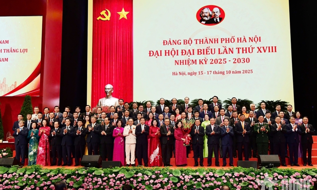 Đồng chí Trần Cẩm Tú tặng hoa chúc mừng Ban Chấp hành Đảng bộ thành phố Hà Nội, nhiệm kỳ 2025-2030. Ảnh: QĐND