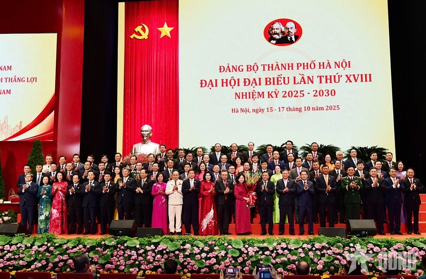 Đồng chí Trần Cẩm Tú tặng hoa chúc mừng Ban Chấp hành Đảng bộ thành phố Hà Nội, nhiệm kỳ 2025-2030. Ảnh: QĐND