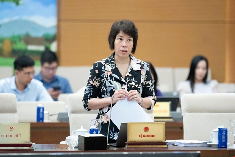 Thứ trưởng Bộ Tài chính Nguyễn Thị Bích Ngọc chia sẻ giải trình dự thảo Luật tại phiên họp.