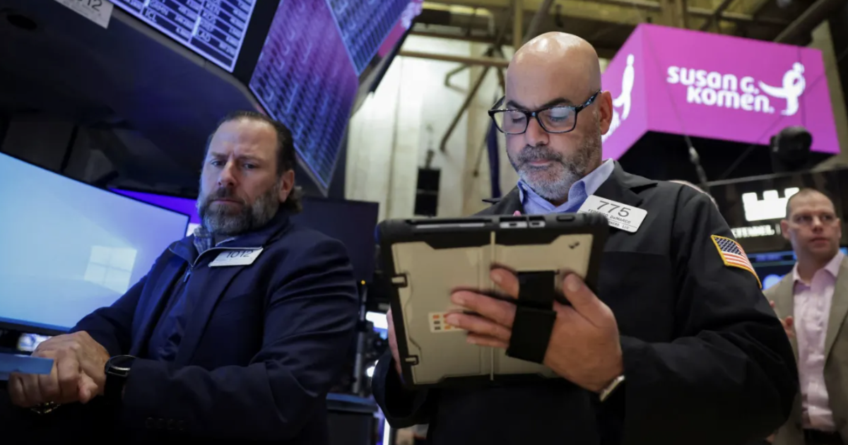 Cổ phiếu ngân hàng kéo chứng khoán Mỹ tụt điểm, dầu thô rẻ nhất 5 tháng