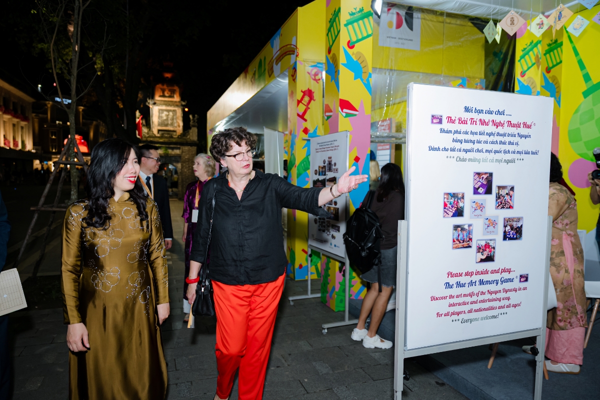 Đại sứ Đức giới thiệu với Thứ trưởng Lê Thị Thu Hằng không gian trưng bày tại Lễ hội Đức