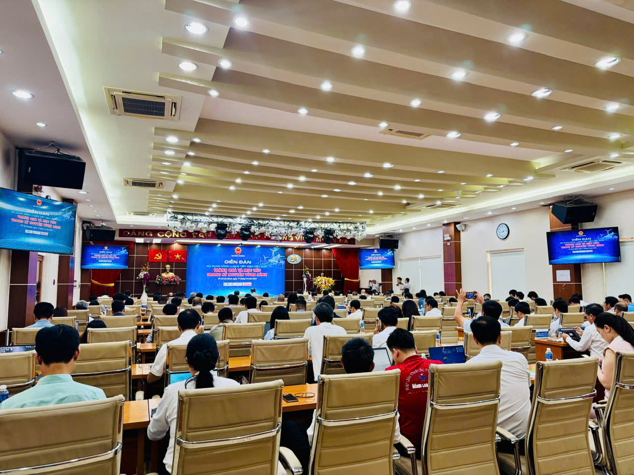 Diễn đàn "Sử dụng năng lượng tiết kiệm, hiệu quả: Thành quả và mục tiêu trong kỷ nguyên vươn mình".