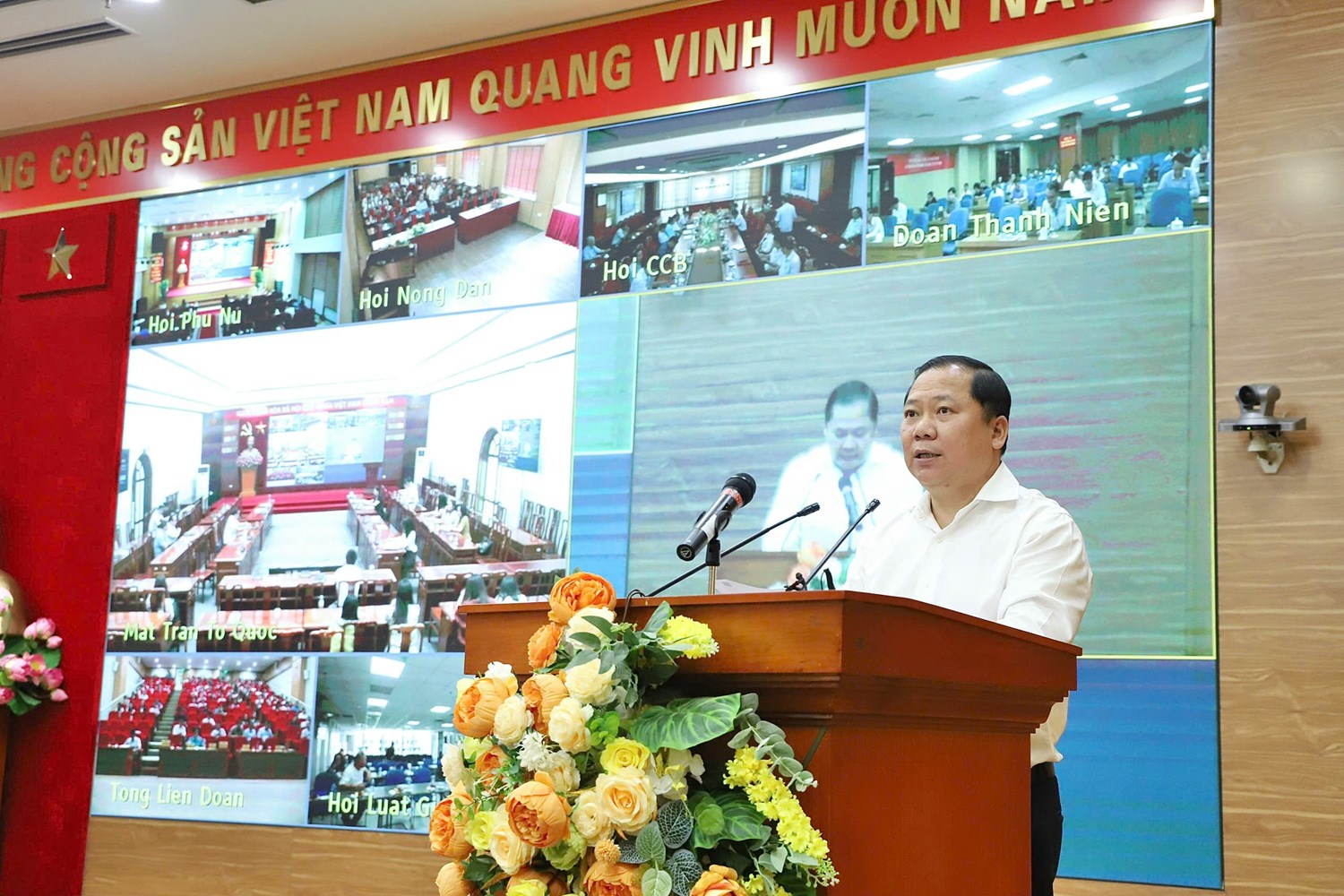 Ông Nguyễn Phi Long, Ủy viên dự khuyết Trung ương Đảng, Phó Bí thư Đảng uỷ Mặt trận Tổ quốc, các đoàn thể Trung ương thông báo nhanh kết quả Hội nghị lần thứ 13 Ban Chấp hành Trung ương Đảng khóa XIII.
