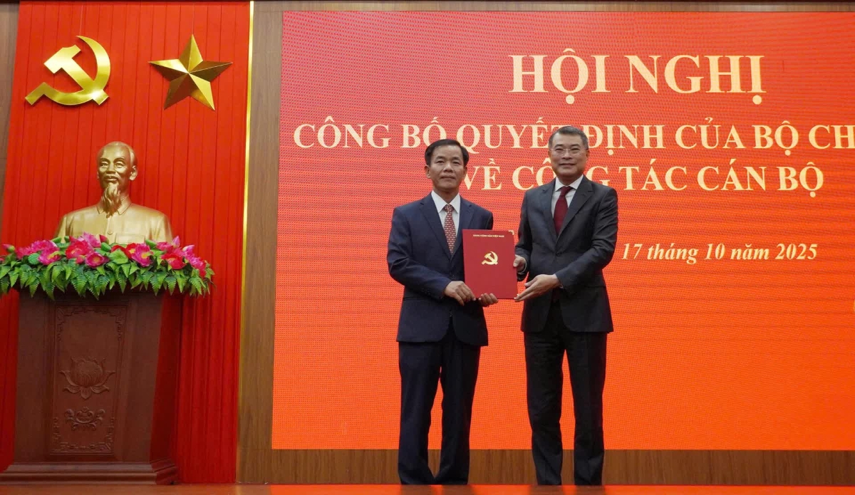 Trưởng ban Tổ chức Trung ương Lê Minh Hưng trao quyết định của Bộ Chính trị chỉ định đồng chí Nguyễn Văn Phương giữ chức Bí thư Tỉnh ủy Quảng Trị nhiệm kỳ 2025 - 2030.