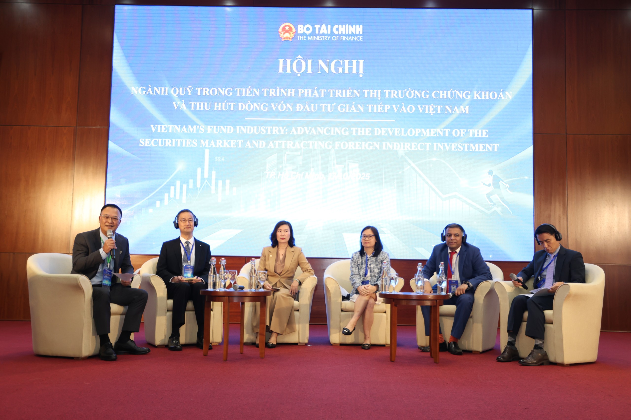 Các diễn giả thảo luận tại Hội nghị.