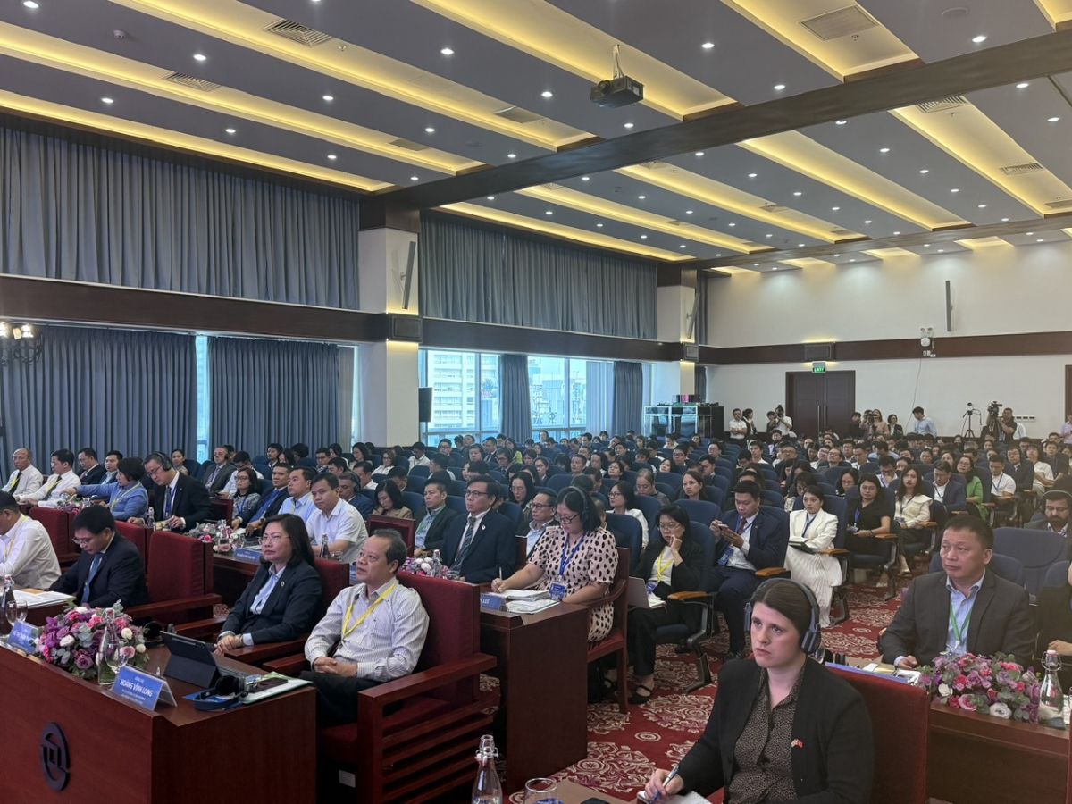 Bộ trưởng Bộ Tài chính Nguyễn Văn Thắng phát biểu tại Hội nghị sáng 17/10.