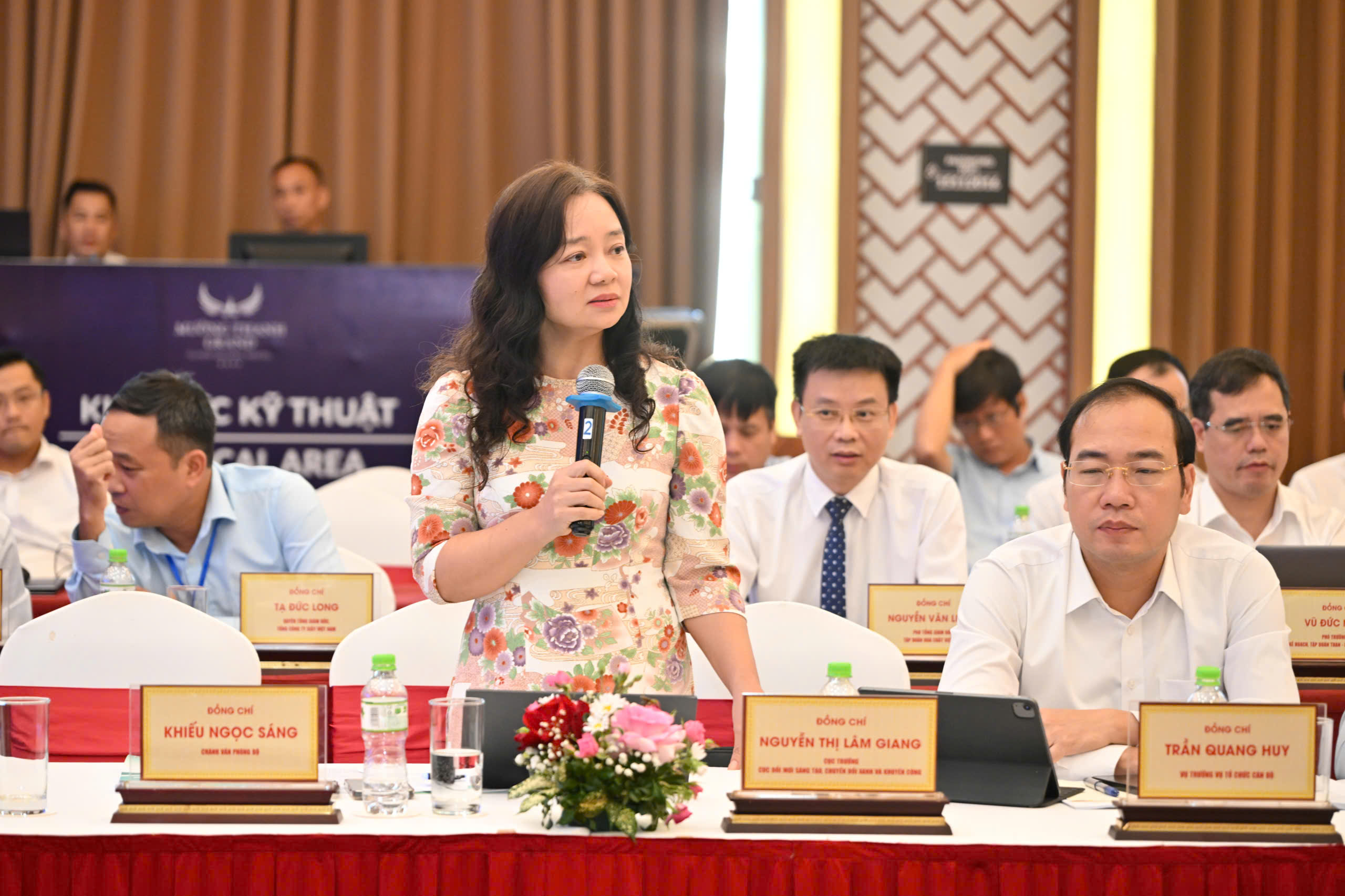 Lãnh đạo các vụ cục giải đáp ý kiến của địa phương