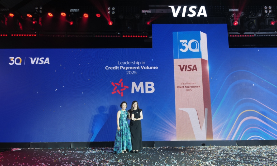 Đại diện MB nhận giải thưởng tại sự kiện kỷ niệm 30 năm của Visa tại Việt Nam.