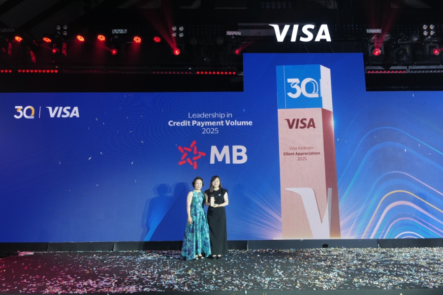 Đại diện MB nhận giải thưởng tại sự kiện kỷ niệm 30 năm của Visa tại Việt Nam.