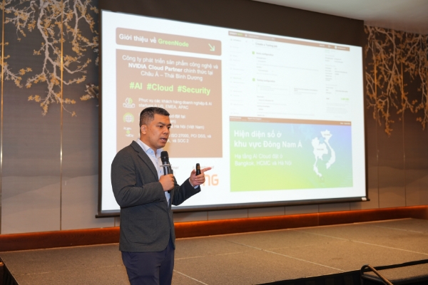 Ông Vũ Thanh Tùng, Giám đốc AI Cloud của GreenNode, tiết lộ nhờ vai trò Đối tác Dịch vụ Đám mây của NVIDIA, GreenNode được tiếp cận từ sớm dòng GPU thế hệ mới của NVIDIA, từ đó chủ động phát triển hệ sinh thái giải pháp AI phục vụ doanh nghiệp Việt Nam, từ khâu xử lý dữ liệu lớn cho đến ứng dụng các mô hình AI tiên tiến như LLM.