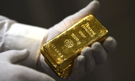 Giữ đà tăng bền bỉ, giá vàng hướng mốc 4.400 USD/oz