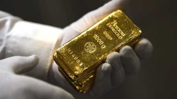 Giữ đà tăng bền bỉ, giá vàng hướng mốc 4.400 USD/oz
