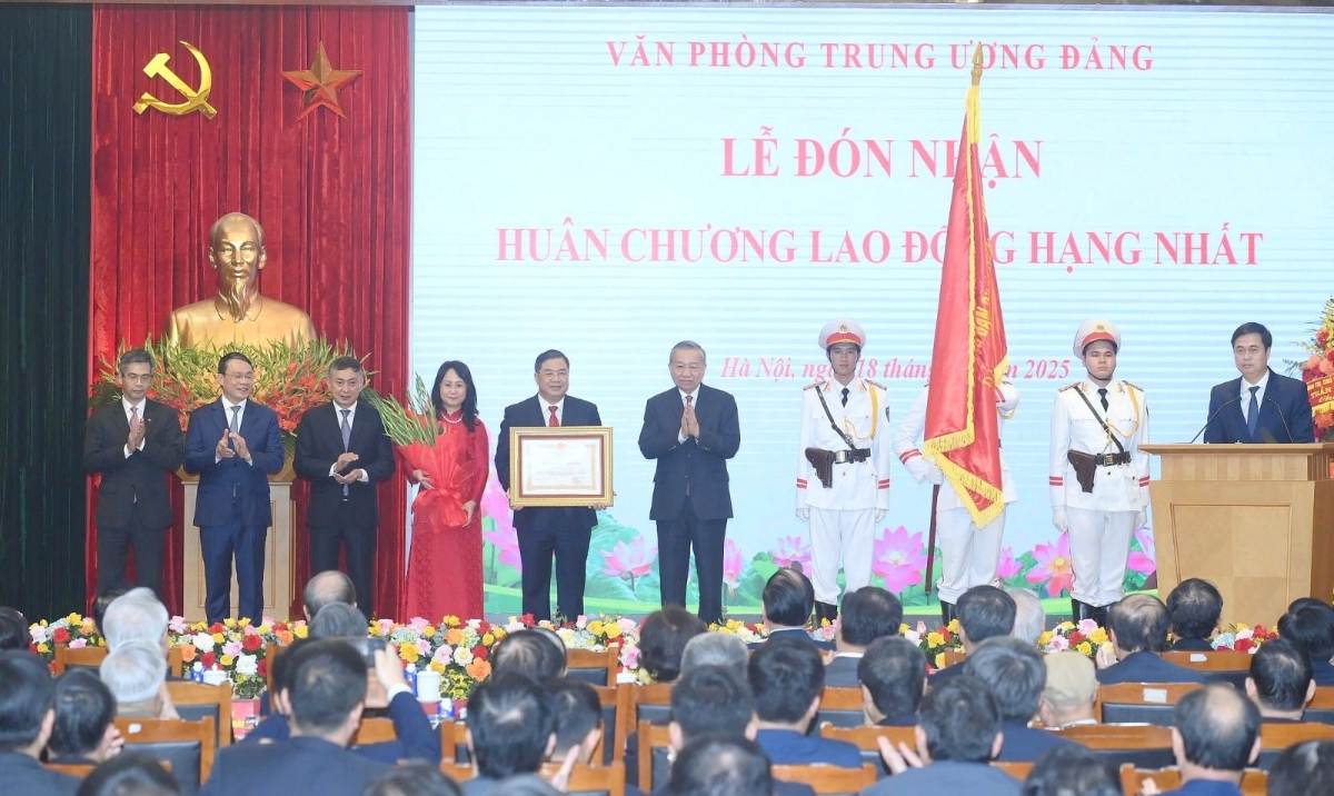 Tổng Bí thư Tô Lâm trao tặng Huân chương Lao động hạng Nhất cho Văn phòng Trung ương Đảng.