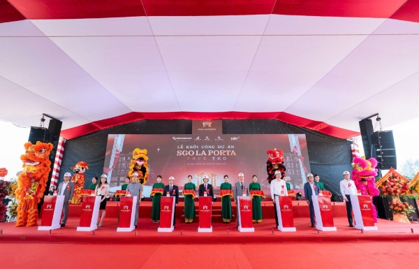 Đại diện Chủ đầu tư, Chính quyền địa phương và nhiều đối tác, nhà thầu, ngân hàng cùng bấm nút khởi công dự án.