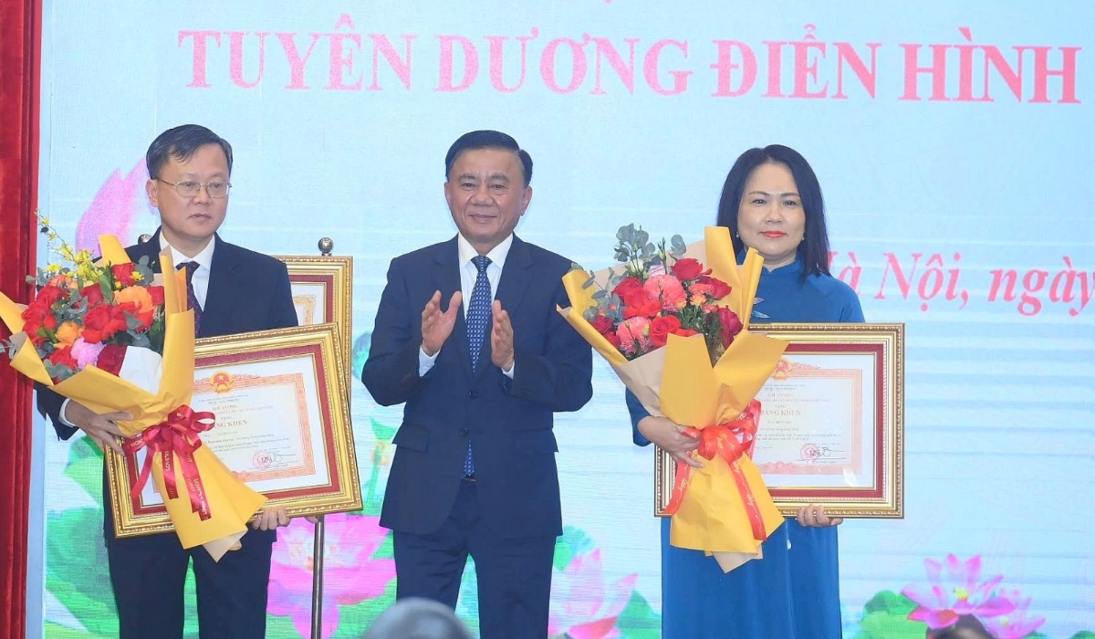 Ủy viên Bộ Chính trị, Thường trực Ban Bí thư Trần Cẩm Tú trao tặng Bằng khen của Thủ tướng Chính phủ cho các tập thể, cá nhân tại Lễ kỷ niệm.