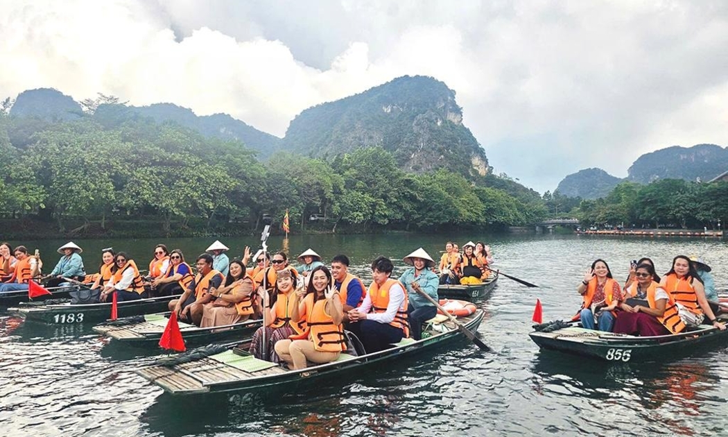 Đoàn tham quan Khu du lịch sinh thái Tràng An, Ninh Bình. Ảnh: Minh Hải