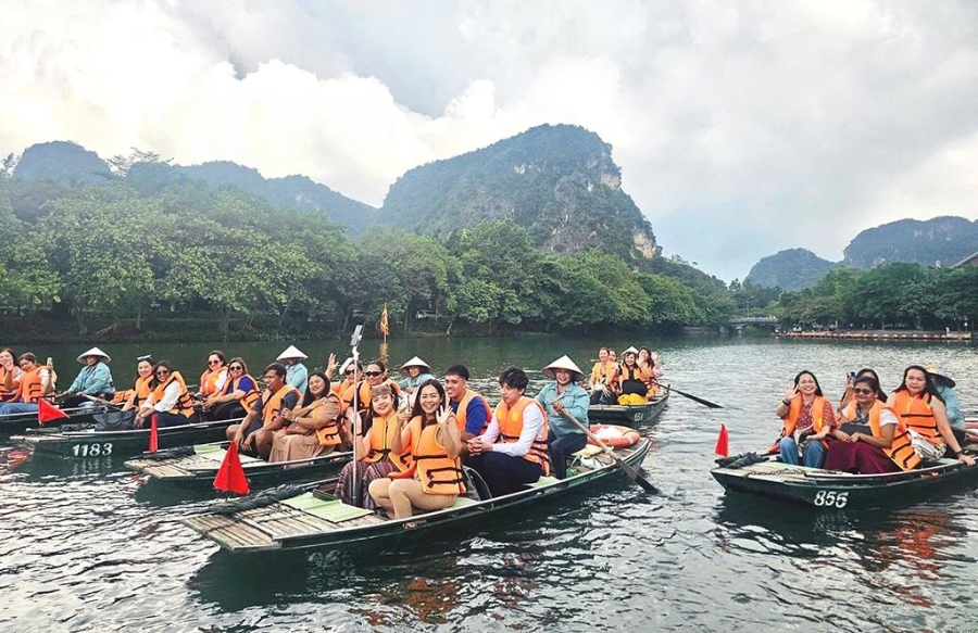 Đoàn tham quan Khu du lịch sinh thái Tràng An, Ninh Bình. Ảnh: Minh Hải