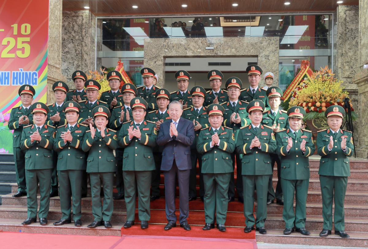 Tổng Bí thư Tô Lâm và các đồng chí Lãnh đạo Đảng, Nhà nước chụp ảnh lưu niệm cùng các đồng chí Lãnh đạo Tổng cục II và Bộ Quốc phòng.