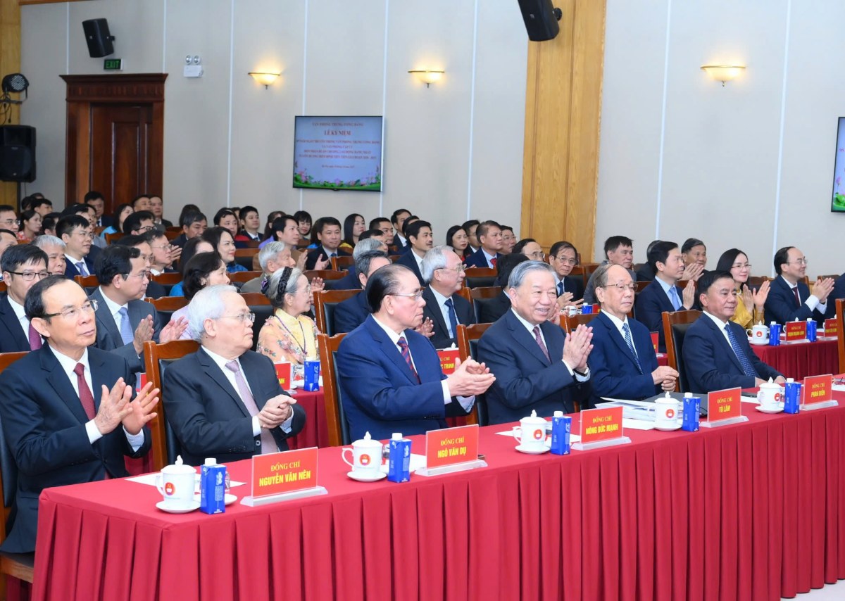 Tổng Bí thư Tô Lâm và các đồng chí Lãnh đạo dự Lễ kỷ niệm.