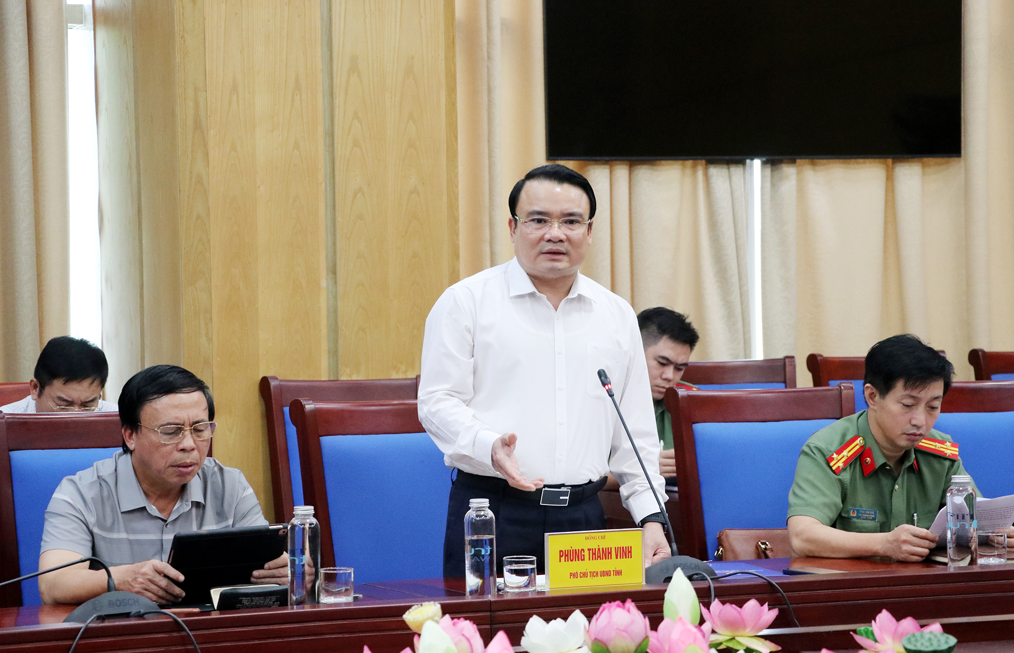 Phó Chủ tịch UBND tỉnh Nghệ An Phùng Thành Vinh phát biểu tại buổi làm việc