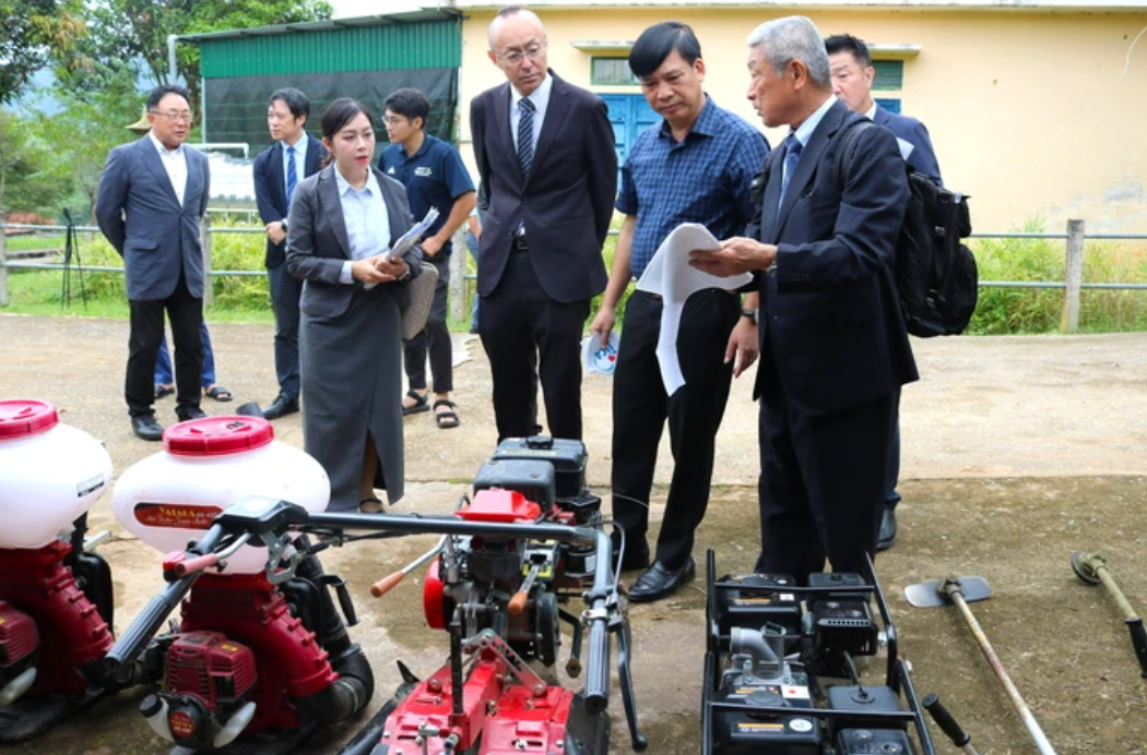 Ông Kobayashi Yosuke, trưởng đại diện Văn phòng JICA Việt Nam, cùngc án bộ dự án bàn giao hệ thống tưới tiêu và máy móc hỗ trợ sản xuất tỏi Sanuki cho bà con Na Ngoi.