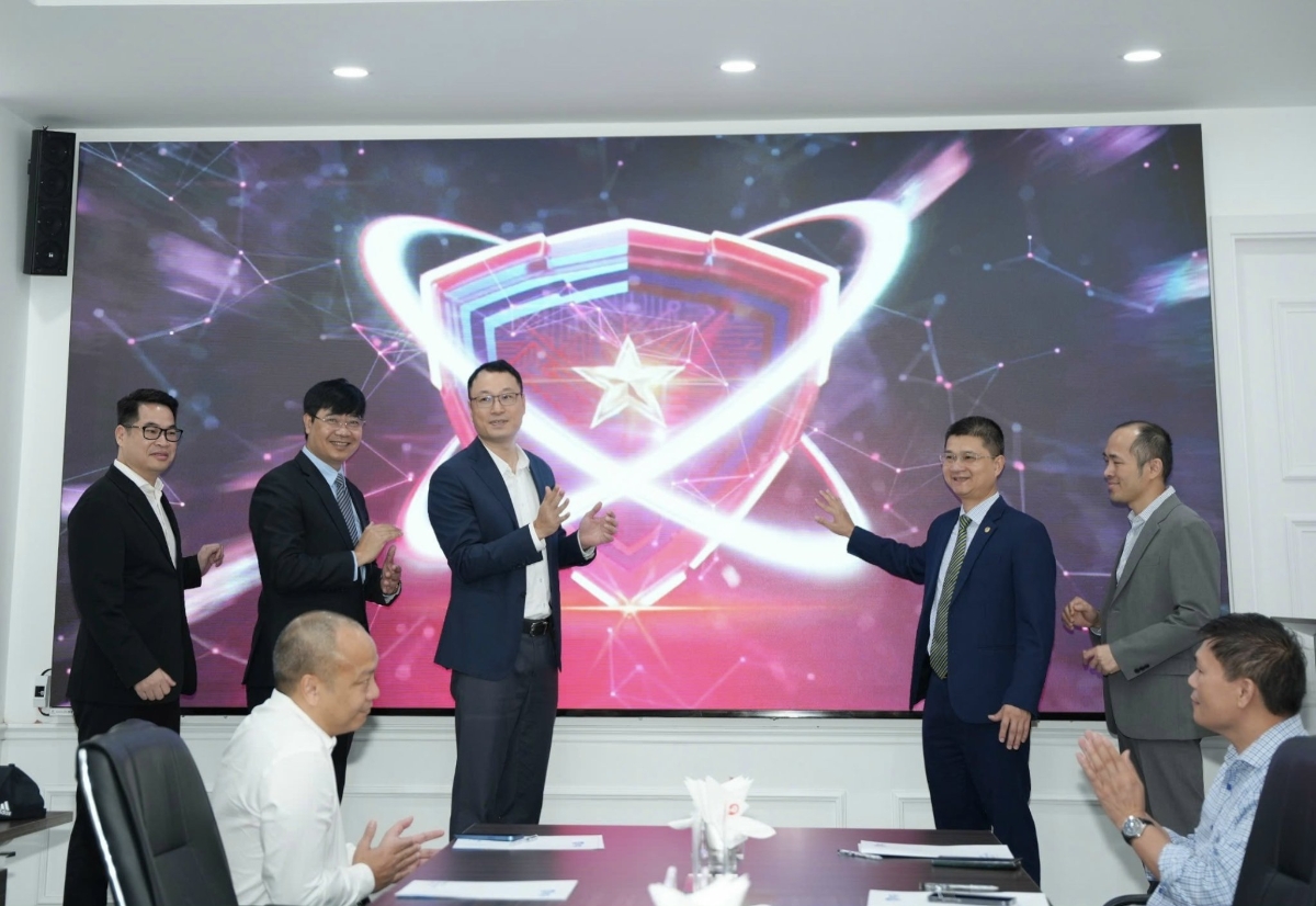 Các đại biểu thực hiện nghi thức khai mạc Vòng Sơ khảo Cuộc thi Sinh viên An ninh mạng 2025